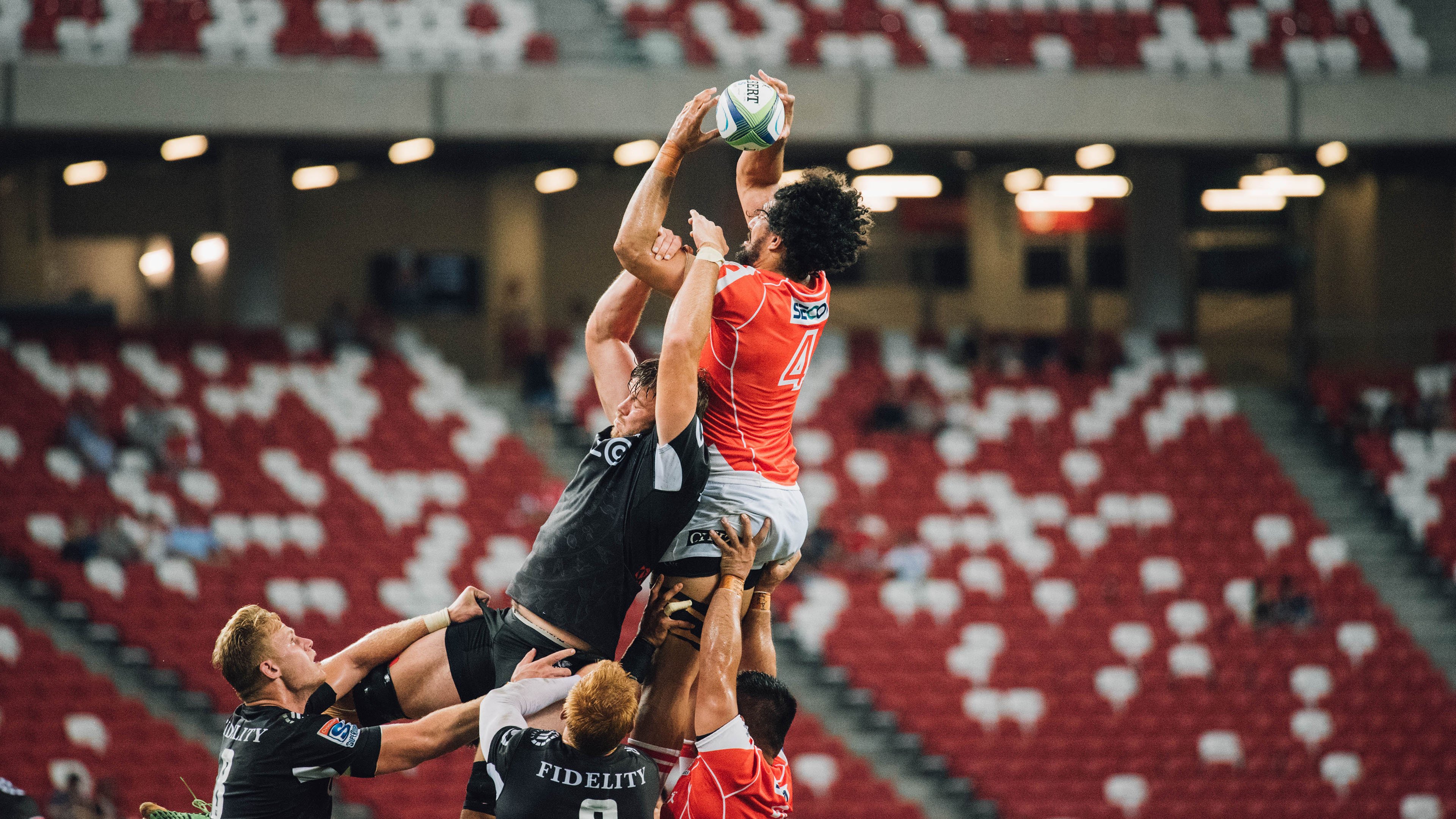 河畔七人制足球公开赛 水边球场成为市民打卡新热点